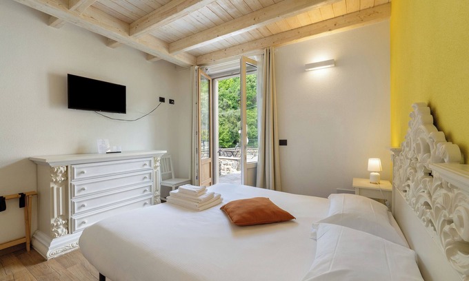 Velva Apartment | Room 'Conio' with Mountain View, Wi-Fi and Air Conditioning