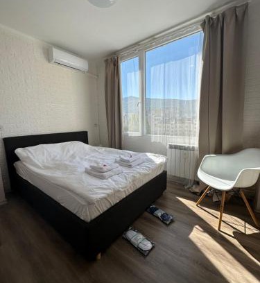 g.k. Strelbishte Apartment | Rose's apt - NEWLY REFURBISHED, South park, Free Parking, Mountain View, self check-in, close to metro, stores, family-friendly