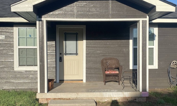 Amarillo House | Rt. 66 Remodeled, Comfy & Relaxing Stay Super Close to Antique Shopping & Food !