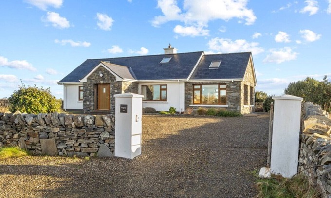 Ballyconneely Ski Chalet | Rugosa - A bright, spacious and relaxing stay