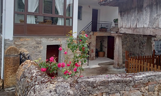 Cangas de Onis Cottage | Rural house La Cruz de Favila, near Cangas de Onís