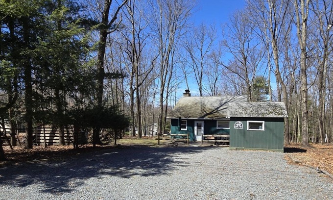 Tafton Cabin | Rustic Cottage Getaway by Lake Wallenpaupack - 2 bedroms and Large Loft