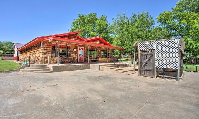 Custer County House | Rustic Home with Patio, 1 Mi to Sunset Beach!