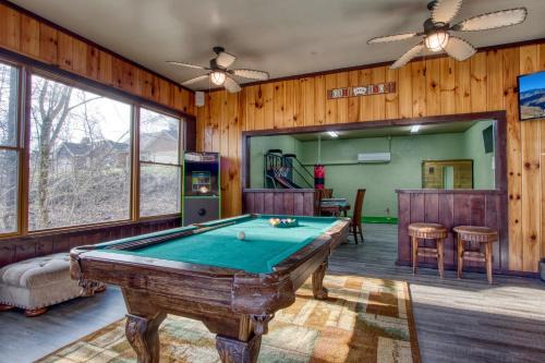 Sevierville Ski Chalet | Saddleback Retreat, Game Room, Hot Tub, WIFI, 685 FREE tickets each paid day!