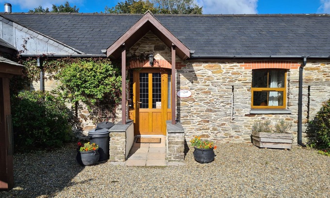 Whitland Cottage | SANDPIPER COTTAGE, pet friendly, with pool in Llanboidy