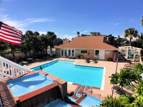 Galveston House | Sandpiper Stay Condo - Pool Near Beach and Seawall!