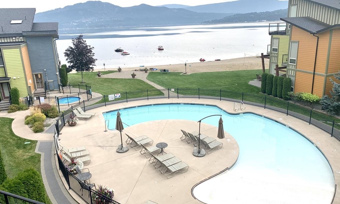 Scotch Creek House | Scotch on the Rocks - Waterfront - Shuswap Vacations and Sledding Accommodation