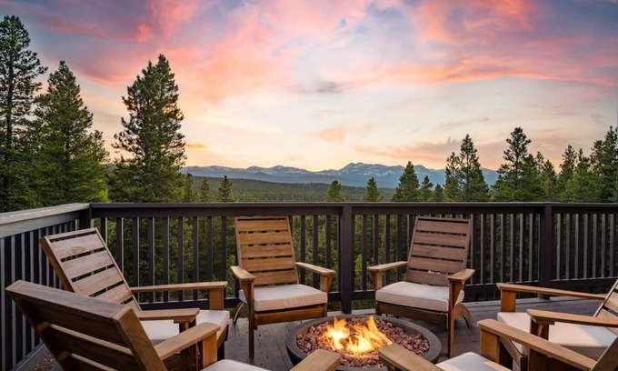 Black Hawk House | Serene Retreat: Amazing Views, HotTub, Sauna with XBOX