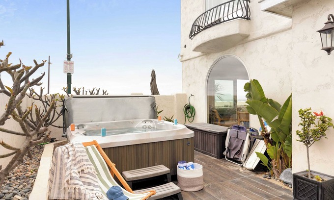 South Mission Beach Cottage | Shoreline by Avantstay Spectacular Beachfront Home w/Fire Pit, Spa & Pool Table