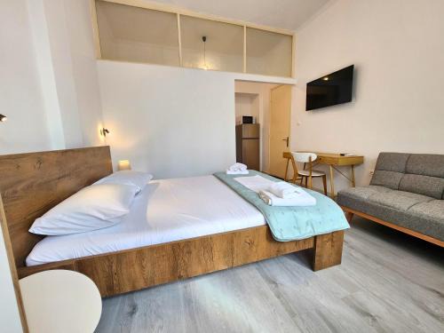 Petralona Apartment | Side-by-Side