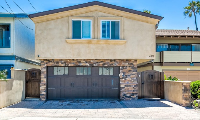 West Newport House | Single-family beach home two blocks from the beach.
