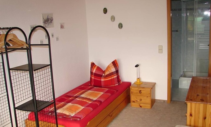 Laucha an der Unstrut Apartment | Single room, shower, WC - Guest house under the vineyards