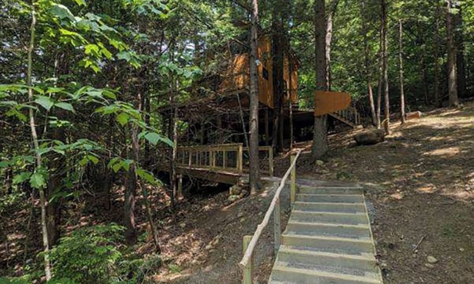 Rumford Center Cabin | Ski and Stay! 5-Star Treehouse near Sunday River