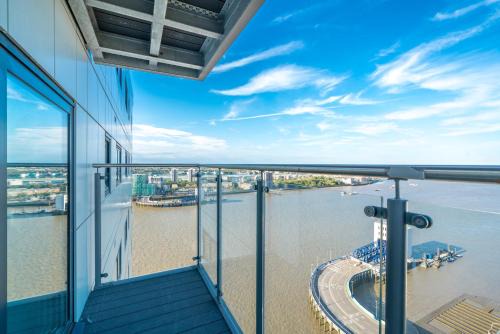 Woolwich Riverside Apartment | Skyvillion - London River Thames Top Floor Apartments by Woolwich Ferry, Mins to London ExCel, O2 Arena , London City Airport with Parking