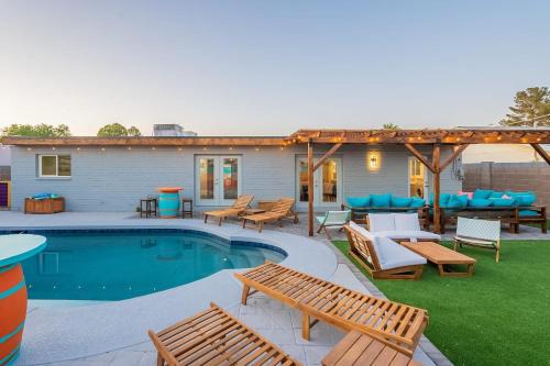 Parkcrest House | Sleeps 10 with pool All new everything