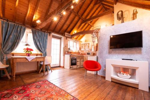 Sudbury House | Snow Cottage laid back style with footpaths to a great Macro Brewery Pub