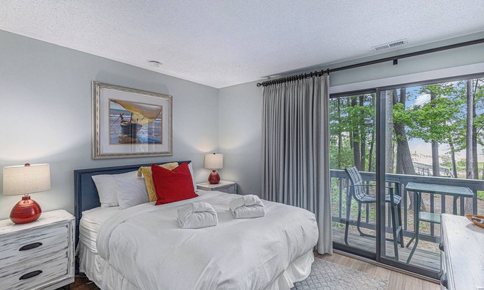 Acme Condo | ποΈ Snug Lake View Condo @ The Shores | Beach Views + Deck + Champagne Welcome β 5689