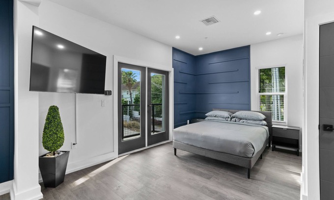 New Suburb Beautiful Apartment | SoHo/Hyde Park Luxury Studio Apt
