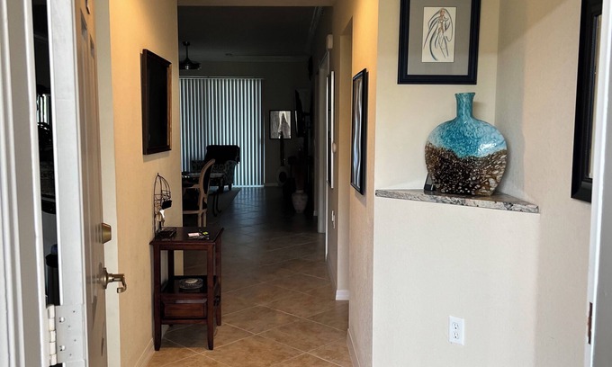 Naples Condo | Sought after premium Ground floor Veranda end unit 2br + Den. 6 pers