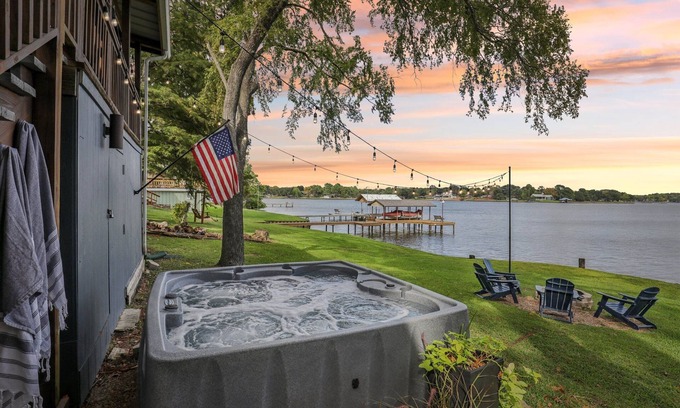 Enchanted Oaks House | Southside of Heaven is a luxury 3 bedroom cabin located on beautiful Cedar Creek Lake