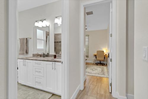 Wedgefield House | SpaceX BY R2 Shared Bath