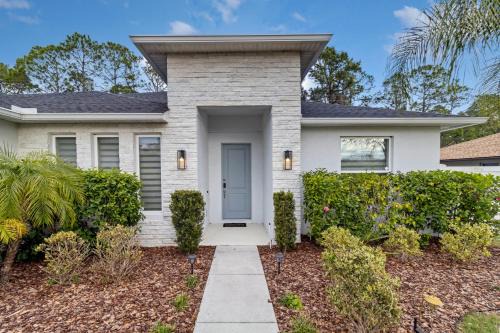 Wedgefield House | SpaceX BY R3 Shared Bath