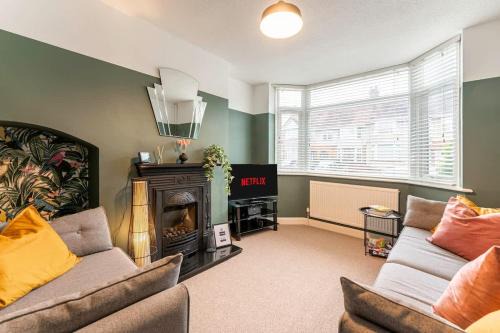 Acresford House | Spacious 3-Bed with parking NEAR NEC & BHX AIRPORT