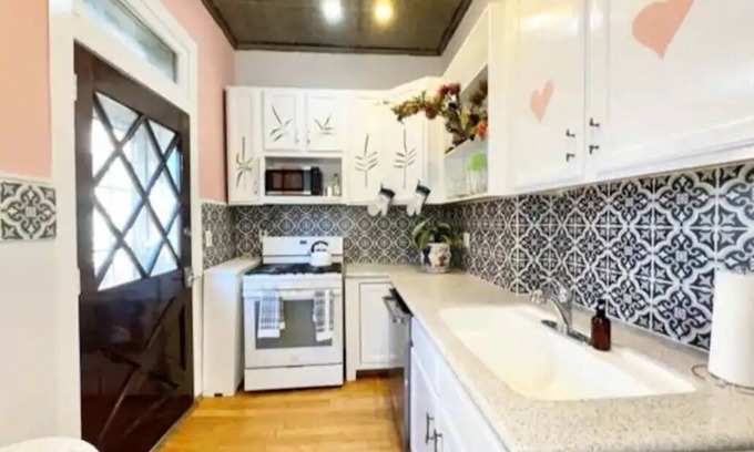 Industry Apartment | Spacious 4-bedroom apartment in welcoming Union City-zebra