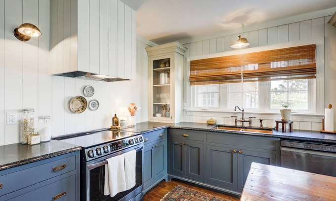 Gordonville House | Spacious 5bdrm house with AC and WiFi/Family Friendly/Fire Pit/HOT TUB