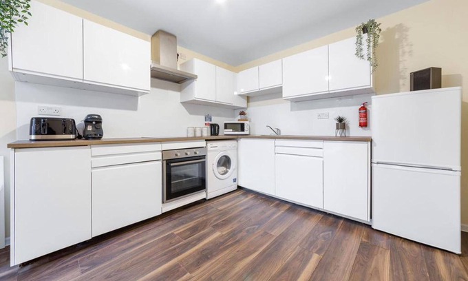 London Borough of Hounslow Apartment | Spacious Double Bed With Sofa Bed In Isleworth TW7