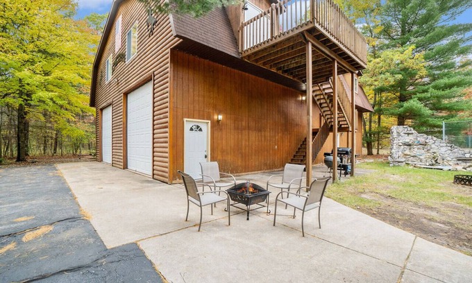 Manistee County Apartment | Spacious Luxury Cabin near The Big Bear Creek!