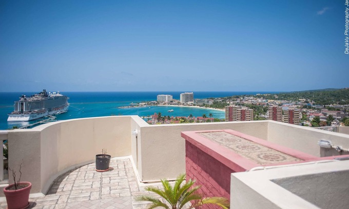 Ocho Rios House | Spectaculer View at Columbus Heights
