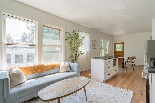Uptown Apartment | Stay Portland - NW 23rd - 1BR - Best Location - Historic Beauty