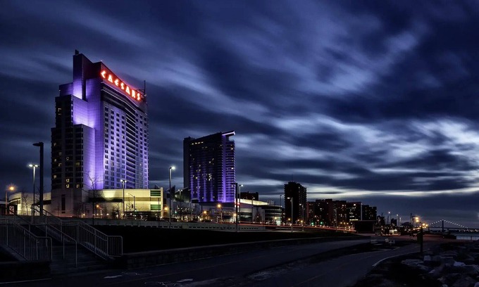 Walkerville House | Steps to Caesars, Riverfront & Dining! Hot Tub Add-On, Sleeps 9 Guests