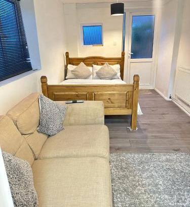Stevenage House | Stevenage Studios - Master Suite