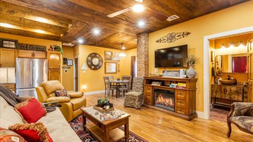 Fort Worth House | Stockyards 5 mins, New, Sleeps 8 Cedar House, TCU