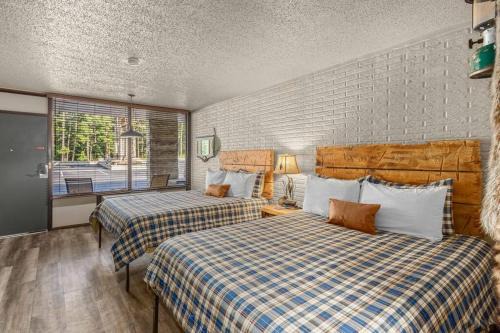 Eureka Springs Apartment | Stonegate Lodge Sleeps 4 Fast WiFi Firepits TV Salt Water Pool Room #204