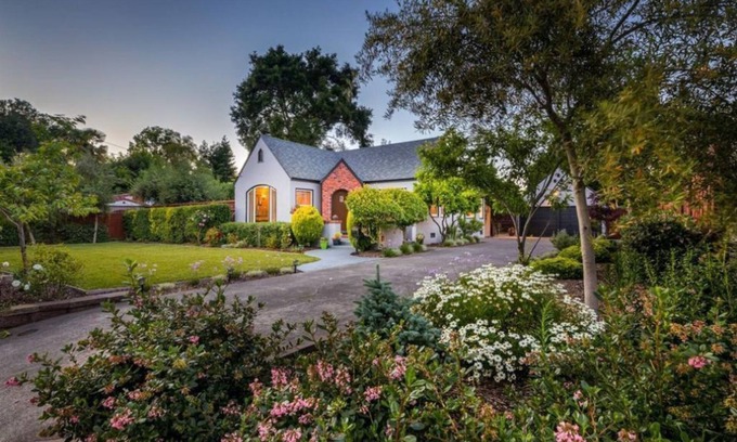 Junior College Neighborhood Association House | Storybook Cottage in the heart of wine country