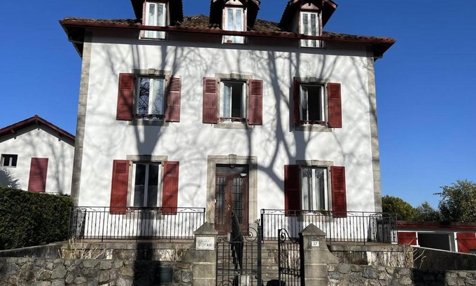 Cambo-les-Bains Apartment | Studio lumineux à Cambo-les-Bains, proche thermes, coin nuit, kitchenette, internet, animaux acceptés - FR-1-495-10