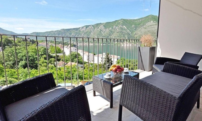 Dobrota Apartment | Stunning 1-bed Apartment in Kotor