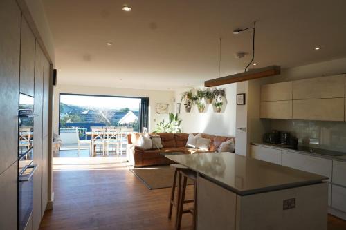 Newquay House | Stunning 4 Bedroom Home with Wild Spa, Gym & Hot Tub