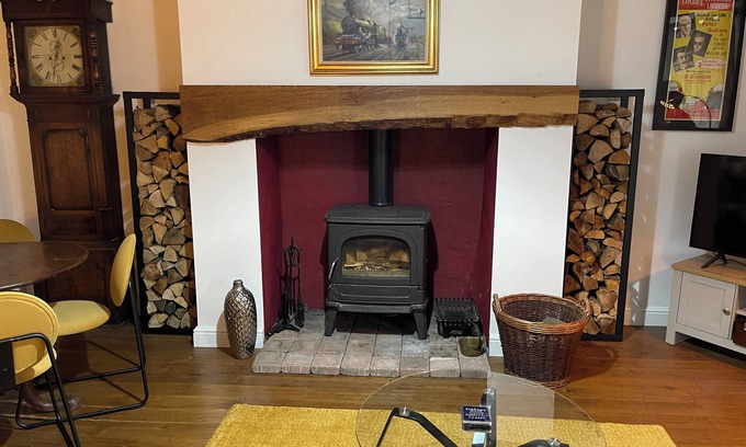 Frosterley Cottage | Stunning Cottage with Log Burner-King Bed-Parking-Wifi-Dog Friendly
