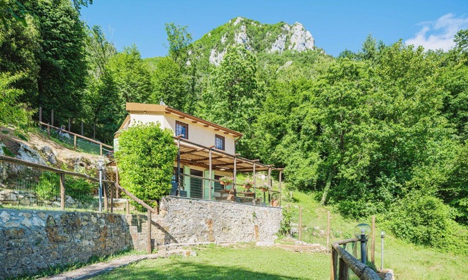 Stazzema House | Stunning private villa for 4 guests with WIFI, TV, terrace and pets allowed