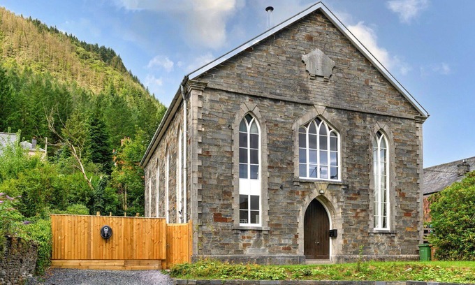 Dinas Mawddwy House | Stunning villa for 12 people with hot tub, WIFI, TV, pets allowed and parking