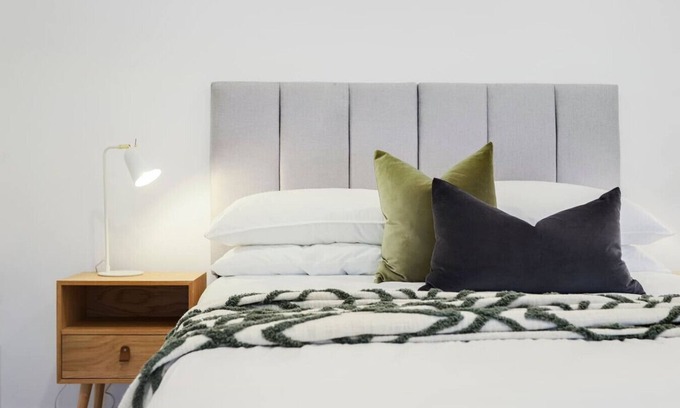 Yarraville House | Stylish 2-Bedroom Designer Home Private Balcony w/City Views Free Parking Modern Kitchen Fast WiFi Family-Friendly Near City & Public Transport Heart of Yarraville