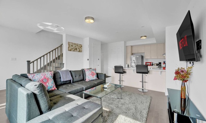 Milton Villa | Stylish 3BR 2.5 Bath Townhouse w/Patio & parking