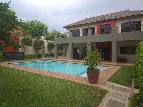 Lone Hill Apartment | Stylish Bachelor Pad in the Heart of Fourways