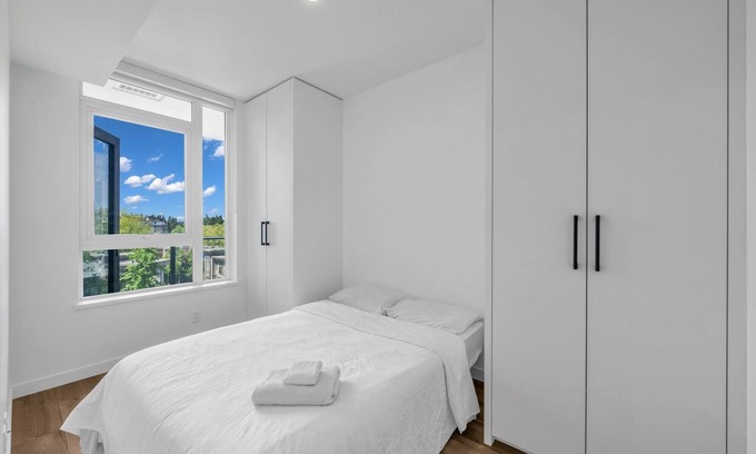 Surrey Apartment | Stylish Surrey Downtown Condo Perfect for Couples