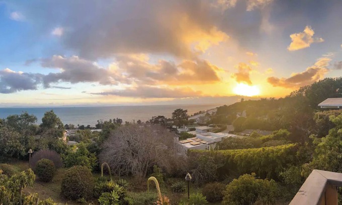 Summerland House | SUMMERLAND Panoramic Ocean Views / Walk to Beach & Town, Family Friendly.