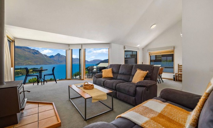 Queenstown House | Sun-filled on Wakatipu - Pet Friendly